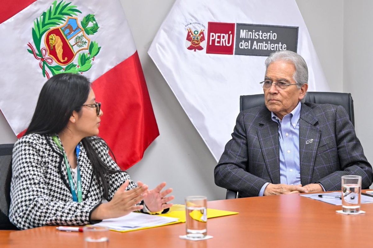 MinamPeru's tweet photo. Fortalecemos la articulación para conservar los ecosistemas | El ministro del Ambiente, Vladimiro Huaroc, se reunió con la diputada @NathalyMS22 para aunar esfuerzos en favor de la protección de nuestros ecosistemas.

Durante el encuentro, abordaron las acciones que impulsa el #MINAM para combatir el tráfico ilegal de especies y conocieron el trabajo que desarrolla el @SERNANP para conservar nuestra biodiversidad.

Seguimos sumando aliados para proteger nuestro ambiente y construir un futuro sostenible.

#Ecosistemas #Biodiversidad #MinisterioDelAmbiente #MINAM #PerúResponde