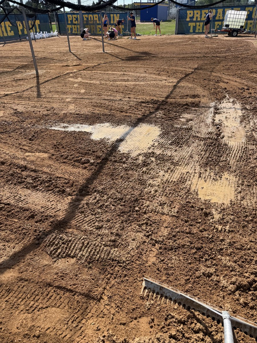 BlugoldCoachH's tweet photo. Started with weeds, dealt with some water, finished with it all cleaned up and ready for Team 43 to use it next week! #ownership #details @UWECSoftball https://t.co/6lc8q9GEoO