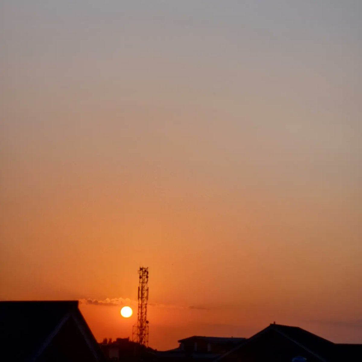 VerniceNudfs's tweet photo. Some sunsets need no words, only silence. Watching the day fade as the sky paints its final masterpiece. Every ending brings a different kind of peace. https://t.co/GPzXguHyWH