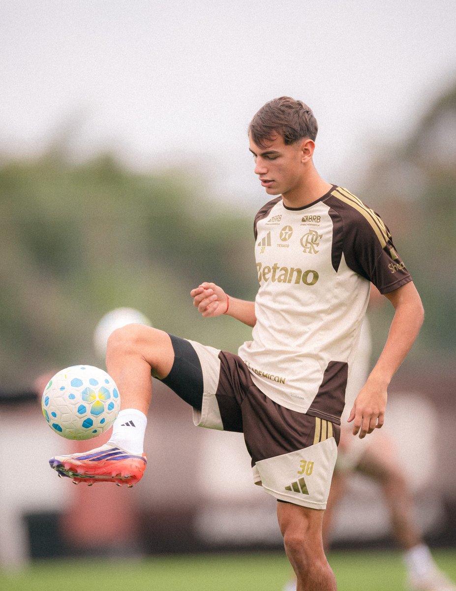 Flamengo_es's tweet photo. Primer entrenamiento para Joaco 😄 https://t.co/YvSKQ5yeU3