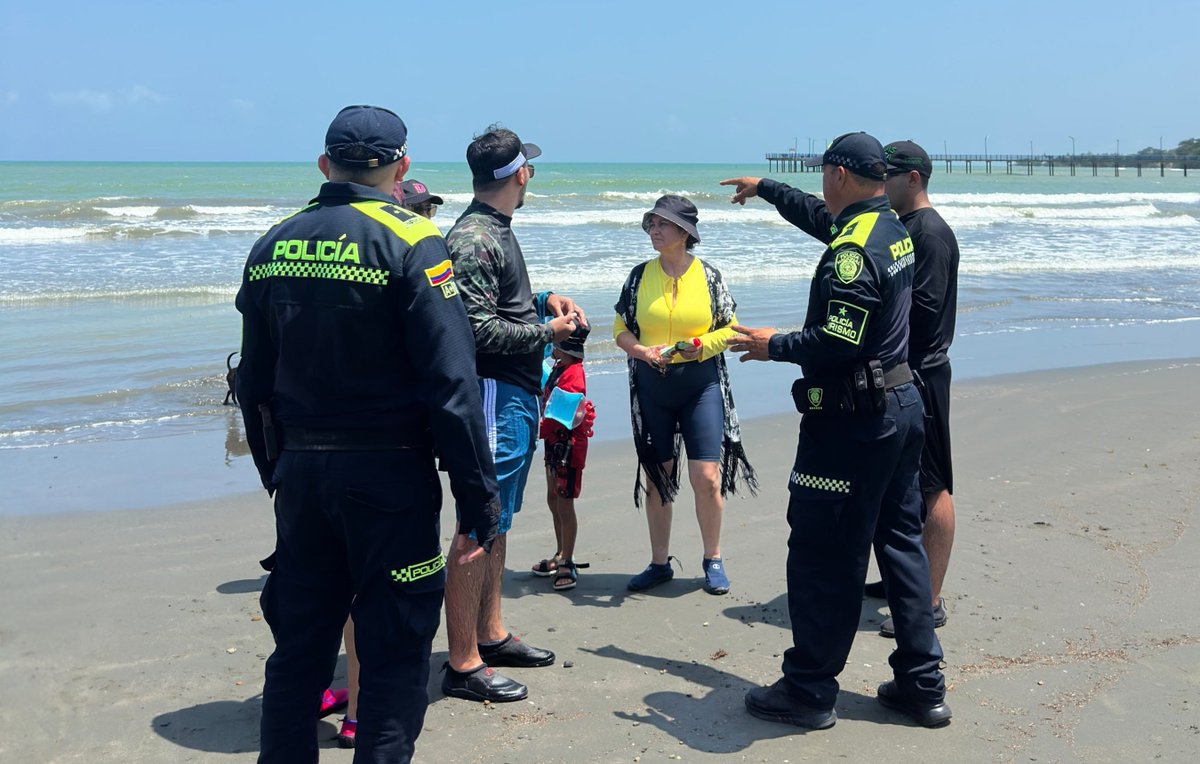 PoliciaDECOR's tweet photo. 📍#PuertoEscondido | Nuestra @PoliciaColombia a través de @ProteccionPonal, fortalece la estrategia “Turismo Seguro” con actividades de orientación e información en sectores de alta afluencia de visitantes y atractivos turísticos del municipio.

Durante estas jornadas se brindan recomendaciones de seguridad y autocuidado a turistas y residentes, promoviendo una experiencia responsable y contribuyendo al fortalecimiento de la seguridad y sostenibilidad turística. #DiosYPatria