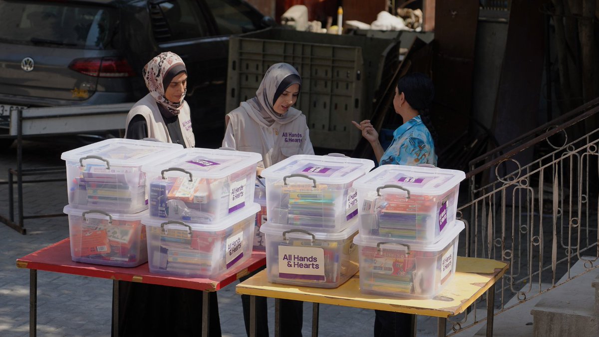 AllHandsHearts's tweet photo. 🎒Just in time for the new school year, we are distributing 100 "Classroom in a Box" kits across 31 schools, reaching nearly 24,000 students in Gaza! The boxes include exercise books, pens, teacher tools, crayons, learning posters and more. 

These kits do more than restock classrooms, they give kids a sense of routine and the chance to keep learning despite unimaginable conditions.