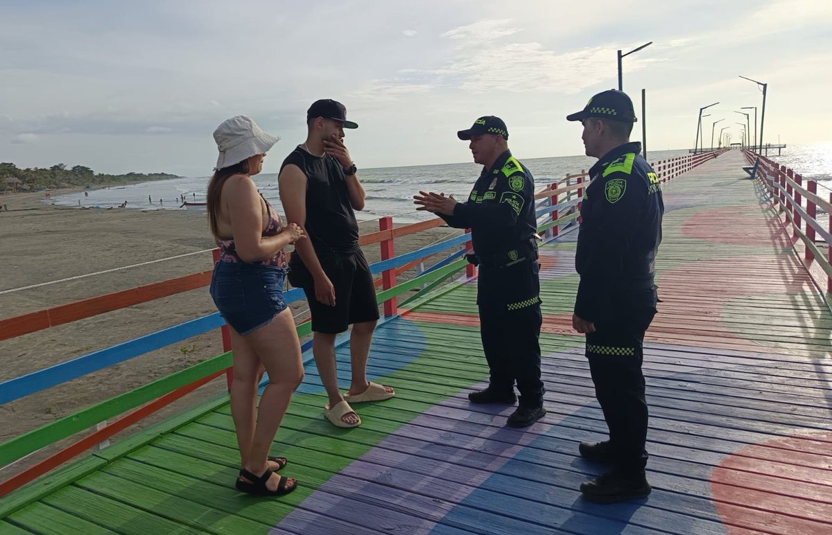 PoliciaDECOR's tweet photo. 📍#PuertoEscondido | Nuestra @PoliciaColombia a través de @ProteccionPonal, fortalece la estrategia “Turismo Seguro” con actividades de orientación e información en sectores de alta afluencia de visitantes y atractivos turísticos del municipio.

Durante estas jornadas se brindan recomendaciones de seguridad y autocuidado a turistas y residentes, promoviendo una experiencia responsable y contribuyendo al fortalecimiento de la seguridad y sostenibilidad turística. #DiosYPatria