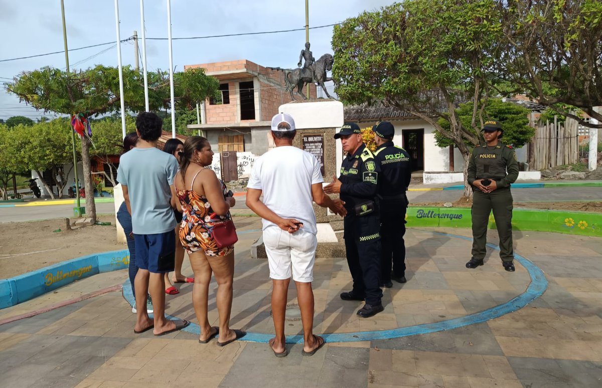 PoliciaDECOR's tweet photo. 📍#PuertoEscondido | Nuestra @PoliciaColombia a través de @ProteccionPonal, fortalece la estrategia “Turismo Seguro” con actividades de orientación e información en sectores de alta afluencia de visitantes y atractivos turísticos del municipio.

Durante estas jornadas se brindan recomendaciones de seguridad y autocuidado a turistas y residentes, promoviendo una experiencia responsable y contribuyendo al fortalecimiento de la seguridad y sostenibilidad turística. #DiosYPatria