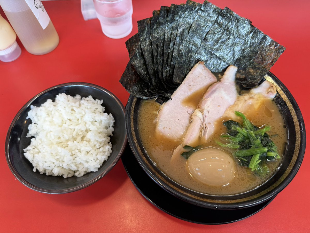 maruhannotencho's tweet photo. 最近、飲食店開拓日記を書き続けているので、とにかく新規のお店に行く機会が増えてます。

……が！！今日は違う。

「家系ラーメンが食べたい！！」
「久々に食べたい！！」

スタッフにも
「俺は今日、家系ラーメンを食べに行く！！」
と宣言して向かった先は……

青森県弘前市
「家系ラーメン王道家直伝 青森野呂家弘前店」さん

メニューは店舗に着く前から決まっている

特製ラーメン
＋ノリ増し
＋ライス

この3種の神器！！笑

まずはスープを一口……うん、これこれ。
そしてノリをスープに浸して、ライスへ。
もう、たまらん……🤤

新規開拓も楽しいけど、
「今日はこれが食いたい！！」って日に食べるラーメンは格別です🍜
ごちそうさまでした！！