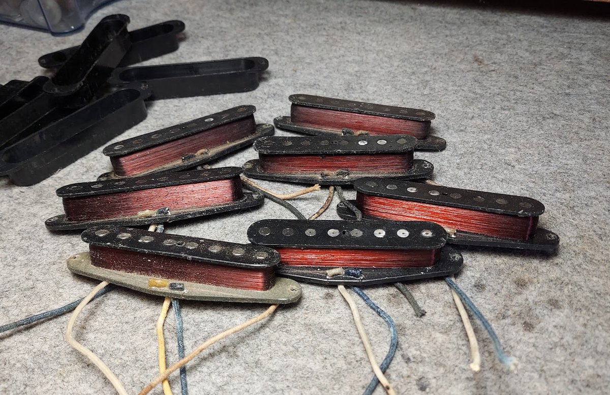 einunikohada666's tweet photo. Vintage Fender Deluxe 8 Pickups
1個だけ60年代中期物でその他は50年代前半物。
全部生きているけど、バラしてマグネットをTele用に再利用。
50s Flat Mags期のTelecasterにリメイク。🤣
#tele
#telecaster
#fender
#fenderdeluxe8
#deluxe8
#steelguitar
#lapsteel https://t.co/8frY74JtTp