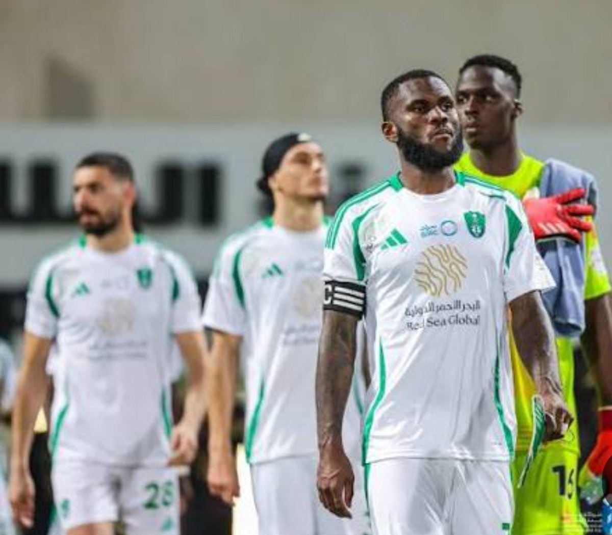 KFO_16's tweet photo. اللي كان كاتم وسط #الهلال ومايخليه يتنفس
حاربه جمهور الاهلي سب وشتم وعنصريه لين طلعوه من النادي وكان أحد اسباب خروج يايسليه هو الغاء عقد كيسيه ومحرز

والحين يتبكبكون ويتهمون الصندوق !!!
انتم من فكك الاهلي وعبث بالمنظومه

يايسليه هو من قرر الخروج من النادي برغبته✋ https://t.co/z73jxQ4XeM