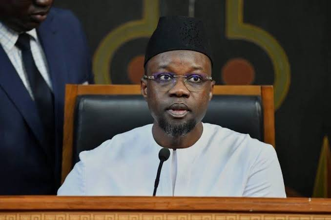 LNTribune's tweet photo. #Sénégal : DPG après un accord #FMI, le gouvernement de #AhmadouAlamineLô va-t-il tomber
Le Premier ministre Ahmadou Alamine Lô affrontera l’Assemblée nationale le 8 septembre à 10h pour sa déclaration de politique générale, dans un climat de pression sur son gouvernement. La date a été fixée ce mardi par la Conférence des présidents, mais reste conditionnelle : le président de la République dispose encore de huit jours pour la modifier. L’exercice se tiendra devant des députés du parti Pastef largement majoritaires dans l’hémicycle. En mai, la députée #MarieElèneDiouf, du groupe #Pastef, avait posé une ligne rouge : « L’Assemblée votera une motion de censure afin de renverser le gouvernement » si un Premier ministre autre qu’#OusmaneSonko venait à se présenter devant les députés. Concrètement, ce mécanisme permet aux parlementaires de forcer le départ du gouvernement sans attendre de nouvelles élections, dès lors qu’un dixième des députés appuie la démarche par leur signature. Le texte doit ensuite être examiné et voté en séance plénière pour produire ses effets.