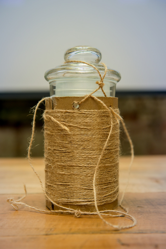 Anggifeb10's tweet photo. Turn an old mason jar into a functional pen holder with just some twine and glue—zero waste, full creativity! https://t.co/1WvYVfZ3wB