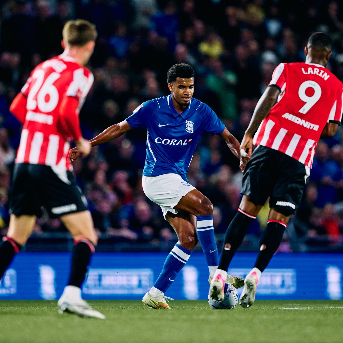 BCFC's tweet photo. Huge chance for Patrick Roberts to bring us level after a superb run but his shot is straight at Peretz. 

🔵 0-1 🔴 | 49' | #BCFC https://t.co/u5VgasdZcz