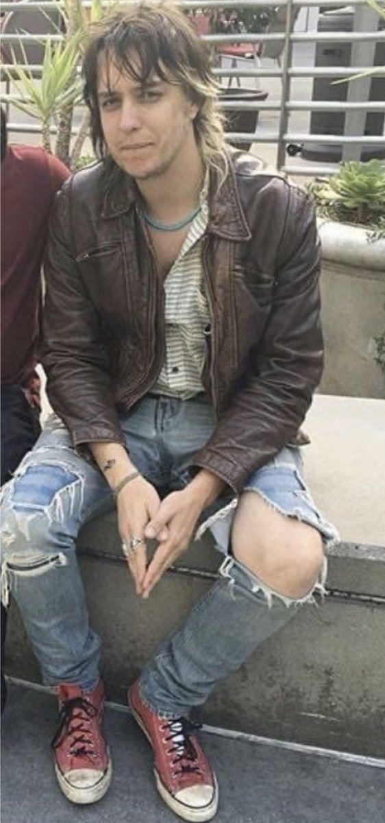 meriusstwt's tweet photo. @noralquimizada 😂😂 de joven se ponia mas arregladito pero luego empezó a vestir muy hippie con ropa que se cae a cachos de segunda mano y lo del pelo... (pero de alguna forma siempre luce cool)
Te paso algun ejemplo https://t.co/yJUUNmgDMb