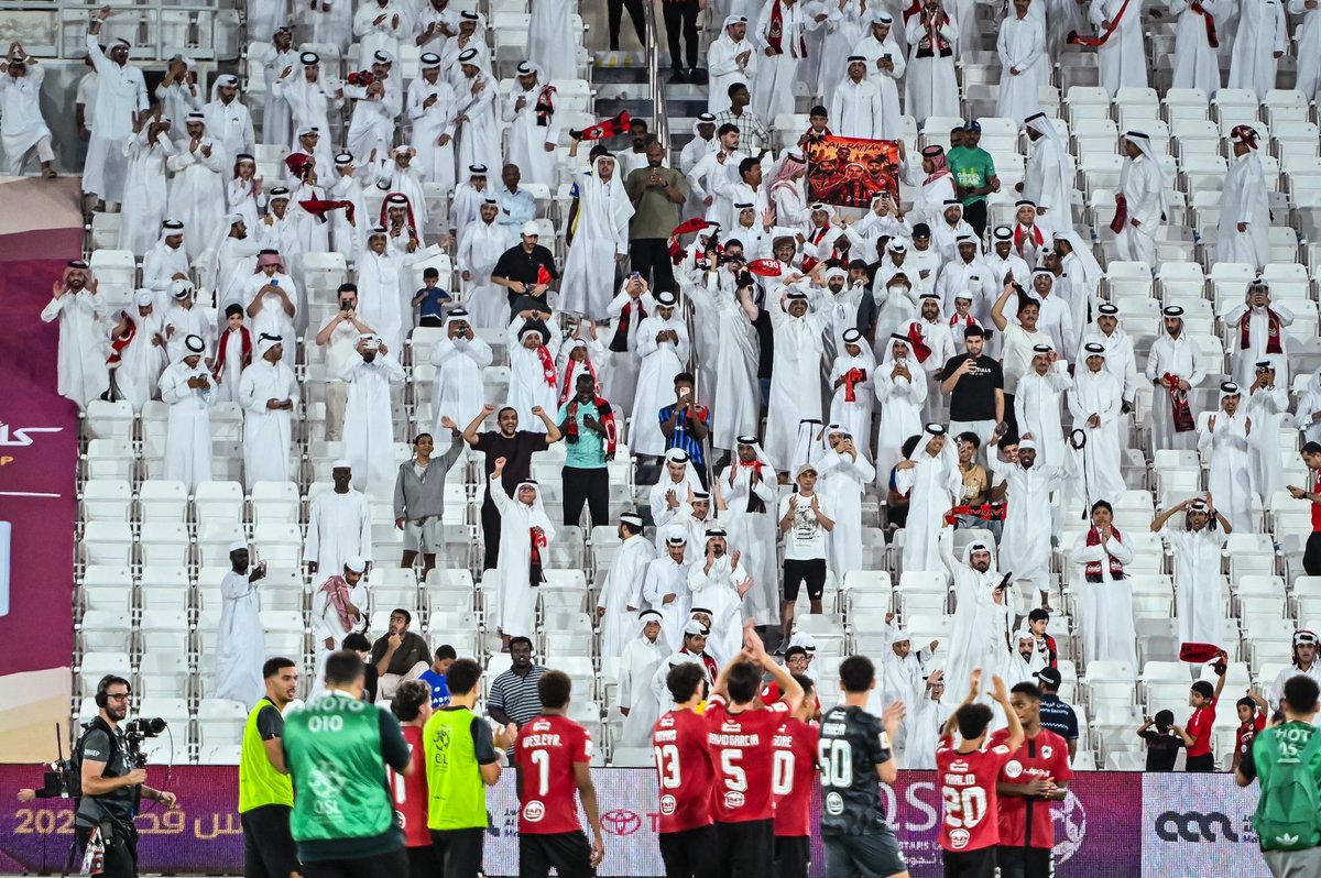AlrayyanSC's tweet photo. لحد يحتفل لين صافرة النهاية 😉❤️🖤

#الريان | #AlRayyan https://t.co/jT8gCQcPlV