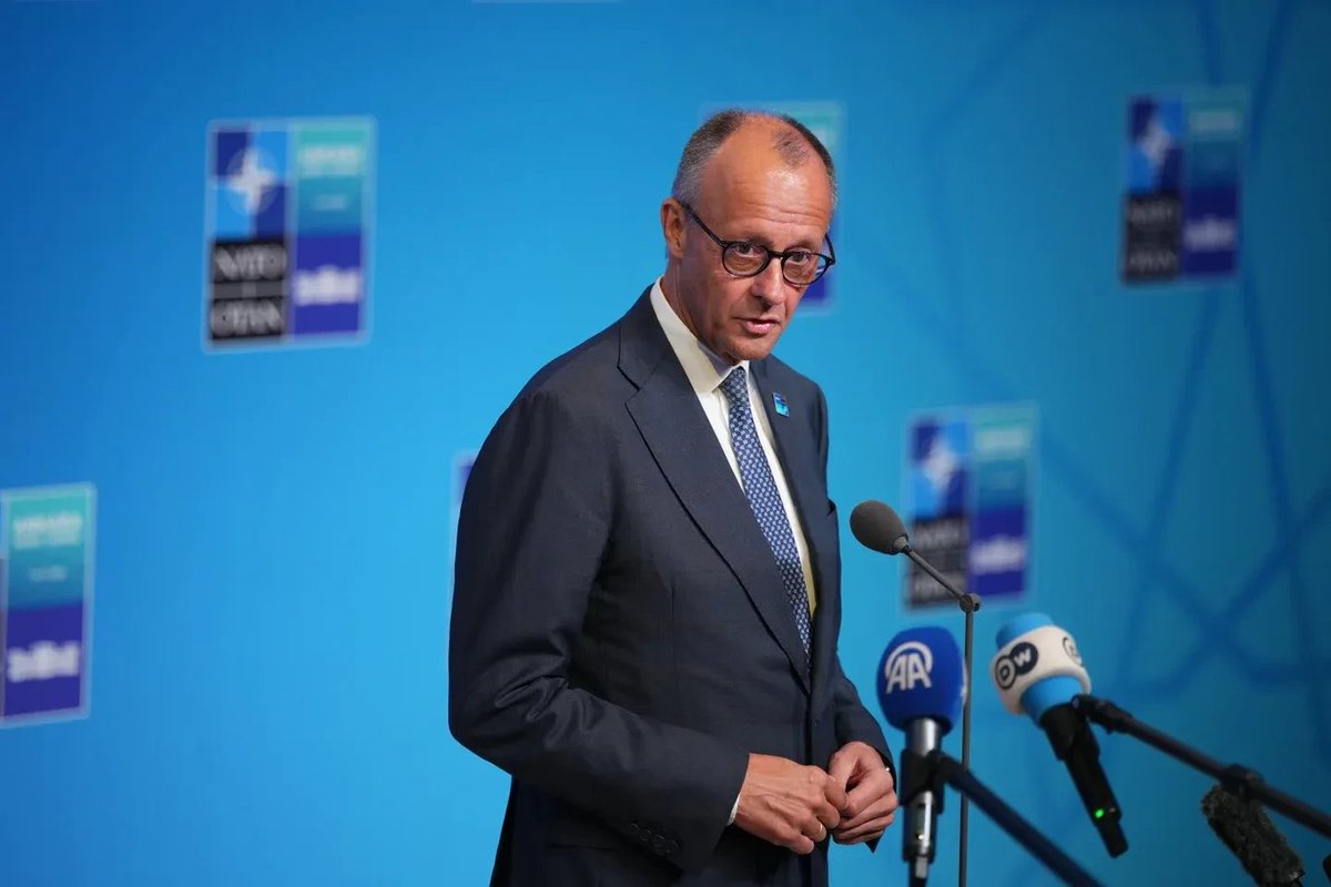 ObsDelphi's tweet photo. 🇩🇪🇷🇺La réaction allemande est insuffisante.

La Russie a tenté une attaque terroriste sur un aéroport international allemand, et en réponse Berlin choisit la désescalade.

La réaction allemande s'est concentrée sur la convocation de l'ambassadeur russe, la fermeture d'un consulat russe, de nouvelles sanctions et de nouvelles restrictions pour les citoyens russes. Le même jour que ces annonces, Moscou a attaqué une centrale électrique allemande avec des explosifs.

Je pense que le message envoyé est ridicule. Cela veut dire qu'un autre pays peut littéralement faire du terrorisme d'État contre un membre de l'OTAN et la seule réaction sera quelques sanctions et la convocation de l'ambassadeur. Ce n'est pas sérieux.

Pourtant, il existe des axes sur lesquels l'Europe, ou l'Allemagne seule, peuvent travailler pour faire mal à la Russie. Nous pouvons fermer la mer Baltique via les détroits d'Øresund et Kattegat à la Russie. Berlin peut envoyer des missiles Taurus, déjà tant attendus, à Kyiv. Il y a également la flotte fantôme russe qui peut être utilisée pour toucher au portefeuille de Poutine.

Si les puissances occidentales veulent se faire respecter, il va falloir qu'elles apprennent à hausser sérieusement le ton et à faire preuve de fermeté.