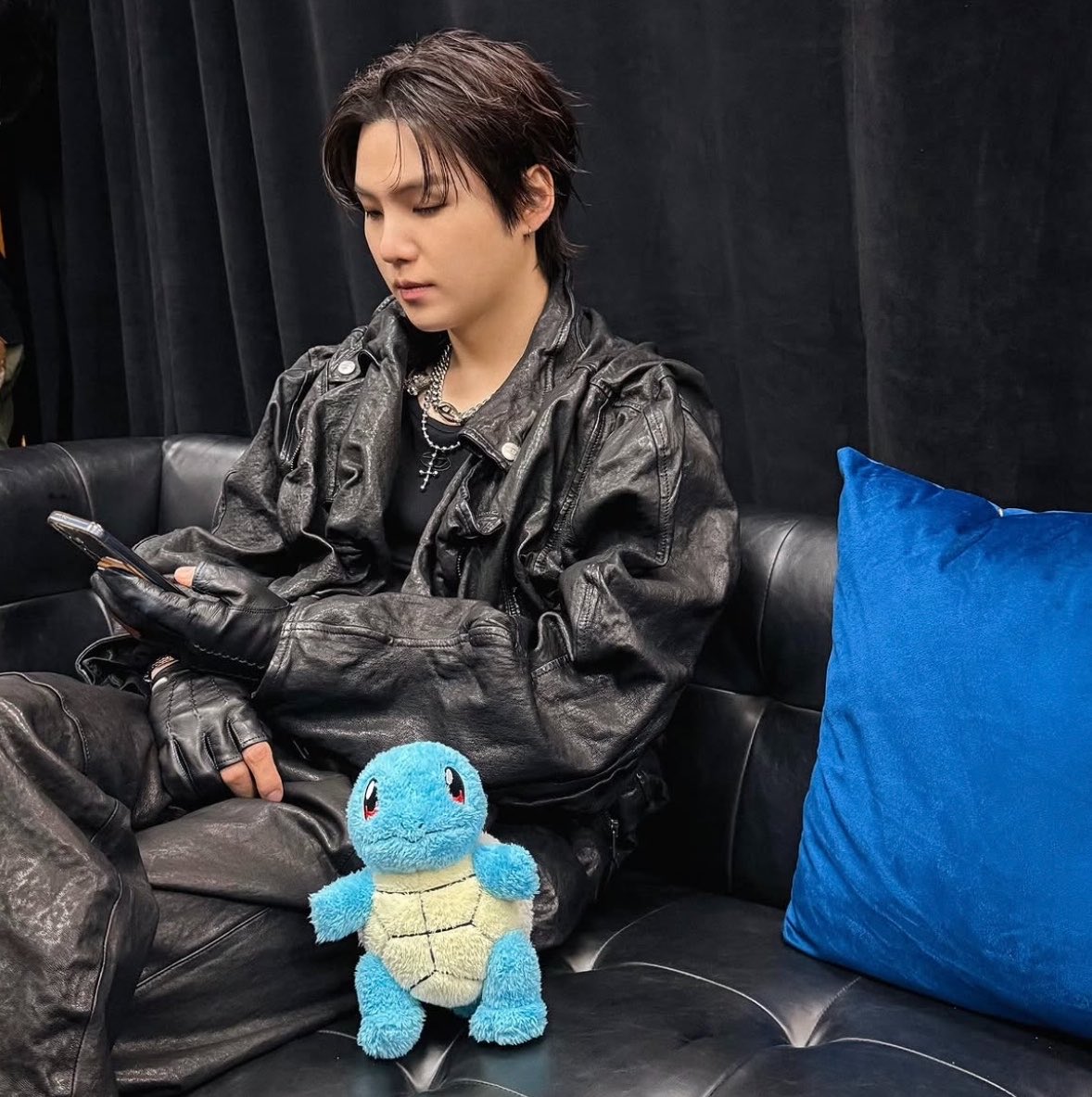 mygteambr's tweet photo. Ele e seu ritual de escolher fotos fofas para colocar por último 🥺💛 ele e o squirtle 🤏 https://t.co/UhHe1qRyq2