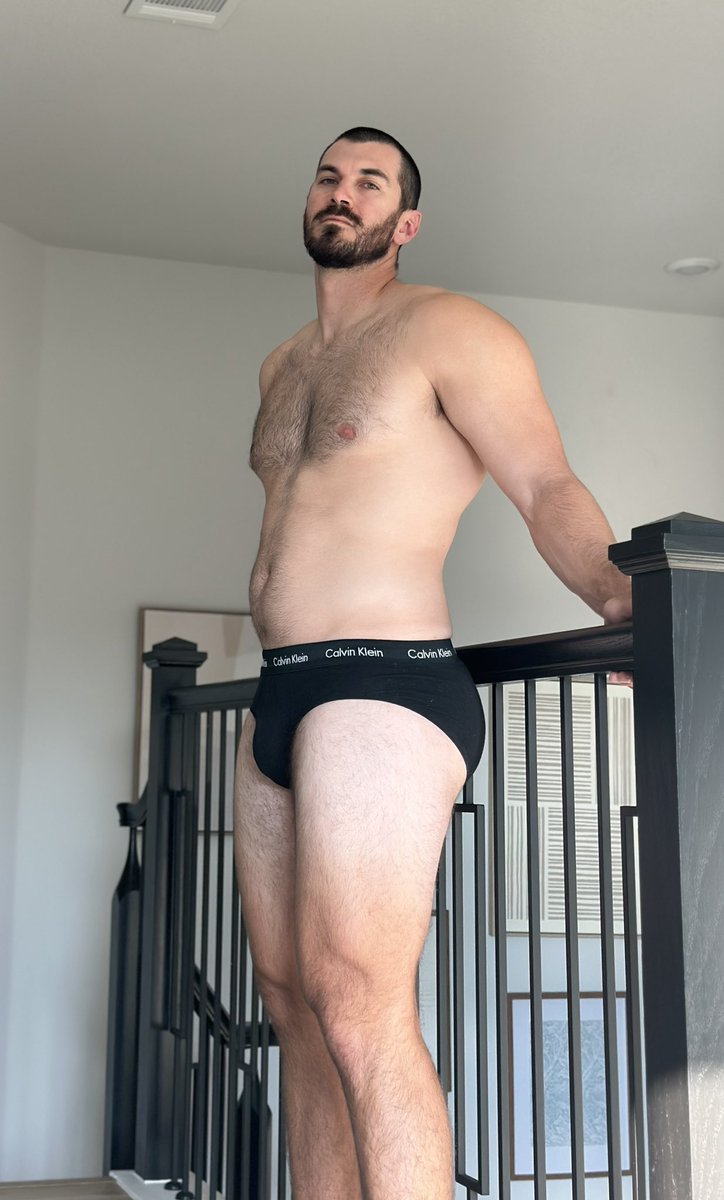 Austin_mfit's tweet photo. I don’t trust that this railing will hold my weight https://t.co/Hf23HjlliA