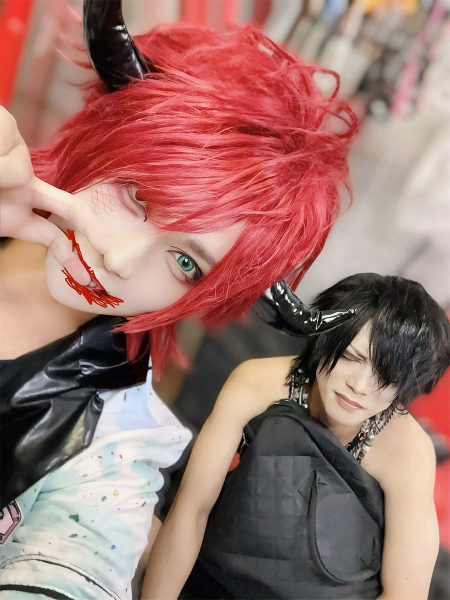 jc2_hiro's tweet photo. バグサミのおもひでぽろりぽろりvol.2
蛾と蝶のsexyかえぴょんっ♪大好きっ！
最近は忙しくて麻雀出来てませんがまたやってくださいっ！
メイクの途中だったんだけどかえぴょんはライブ終わってメイク落としそうだったからダッシュで突撃した！
おーひろかー！って笑顔で迎えてくれましたっ♪ガチョウもR指定も頑張ってるすごいっ！見習うべき尊敬する先輩です！
同じイベントに出れた事をとても嬉しく思いますっ！
またYouTubeでフリースロー対決しましょ！縄跳びしましょ！最高のオチを作ってくれる楓さんが大好きですっ！
ps.自分でメイク描き足しといた！