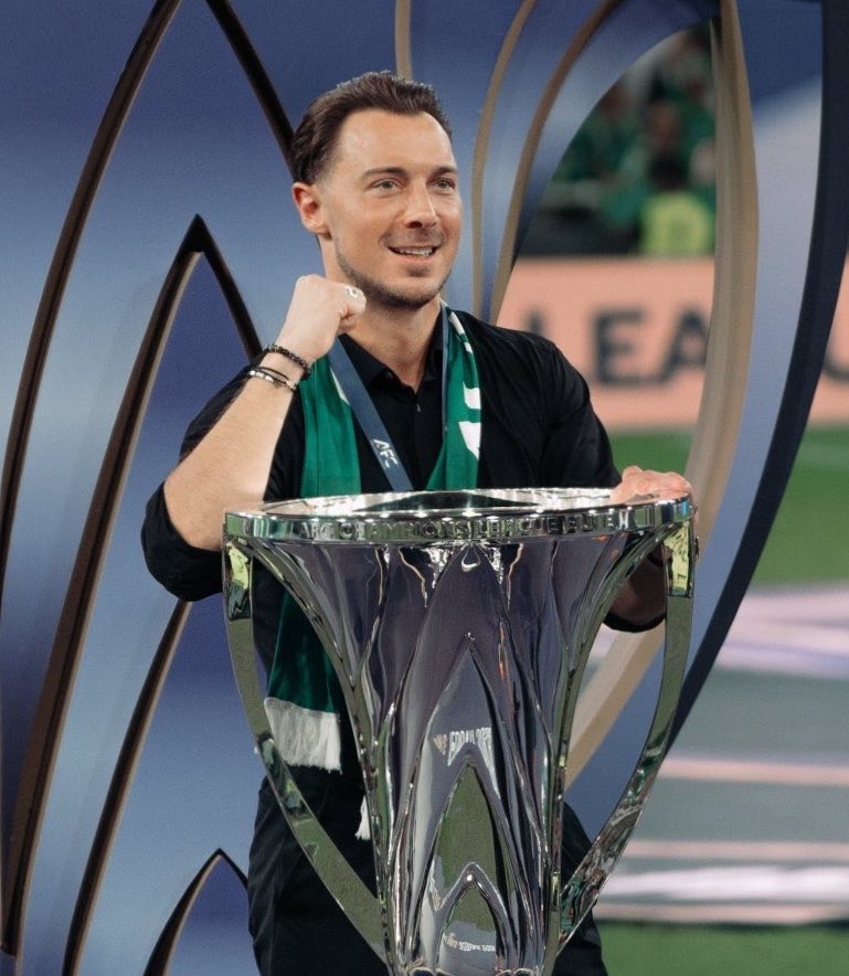 itt4u_'s tweet photo. في حقبة هذا الرجل كان #الاهلي عندما ينقص لاعباً يحسم نهائي القارة 

في حقبة هذا الرجل كانت اخر فرحة ل #الهلال امام الاهلي قبل 600 يوم 

في حقبة هذا الرجل كان الهلال يتقدم 3-0 ولا يأمن التعادل في اي لحظة 

هل عرفت الان عزيزي الاهلاوي لماذا غادر هذا الرجل دون مبرر " الصورة واضحه " https://t.co/HAiSNE7dg3