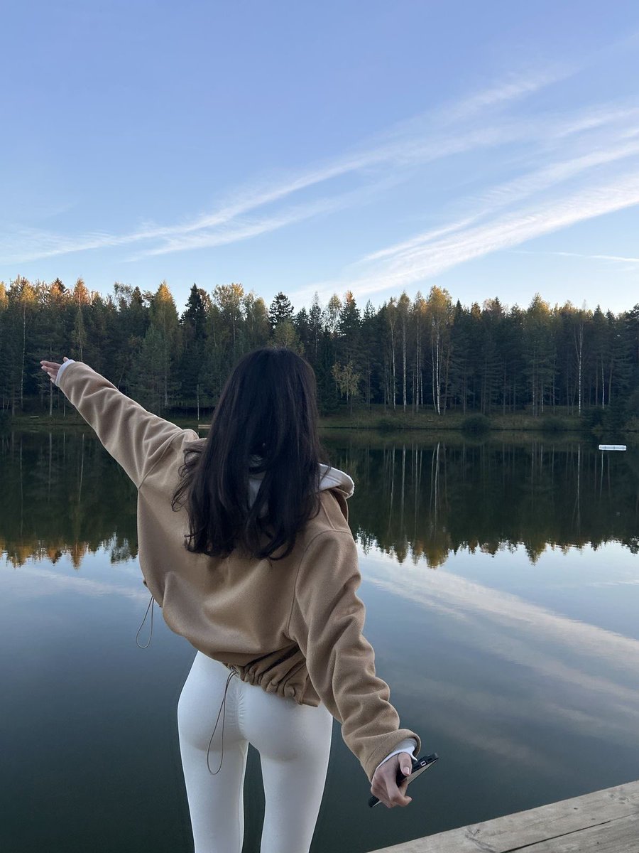 reeceromy's tweet photo. Happy September 1st! 🍁 , what are your goals for this fall ? https://t.co/h1qRMqbjWw