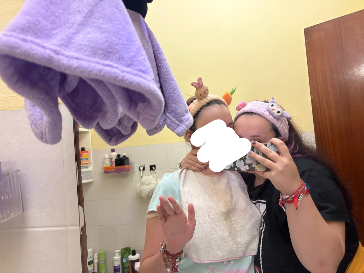 _chenia_'s tweet photo. Hoje a minha irmã (paralisia cerebral) lavou os dentes sozinha quero todos a dizer parabéns catarina https://t.co/kko2uNhjU5