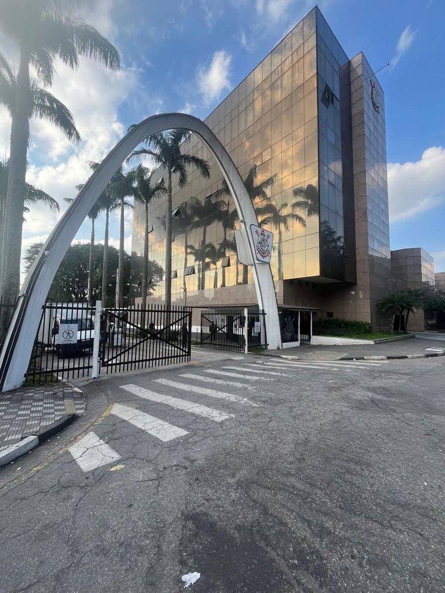Vessoni's tweet photo. - R$ 41 MILHÕES POR MÊS!

O Corinthians fechou o primeiro semestre de 2026 com déficit de R$ 246,039 milhões, segundo o balancete divulgado pelo clube;

Ou seja, em cada mês deste ano, o Corinthians fechou no vermelho em R$ 41 milhões. R$ 41 mi todos os meses!

O número é 78,2% maior do que os R$ 138,028 milhões de prejuízo previstos no orçamento para esse período de janeiro a junho de 2026;

O endividamento total do clube, em junho estava na casa dos R$ 2,8 bilhões;

Mas fiquem tranquilos! O modelo associativo vai dar um jeito. Duas ou três gestões e tudo se resolve...

#Corinthians