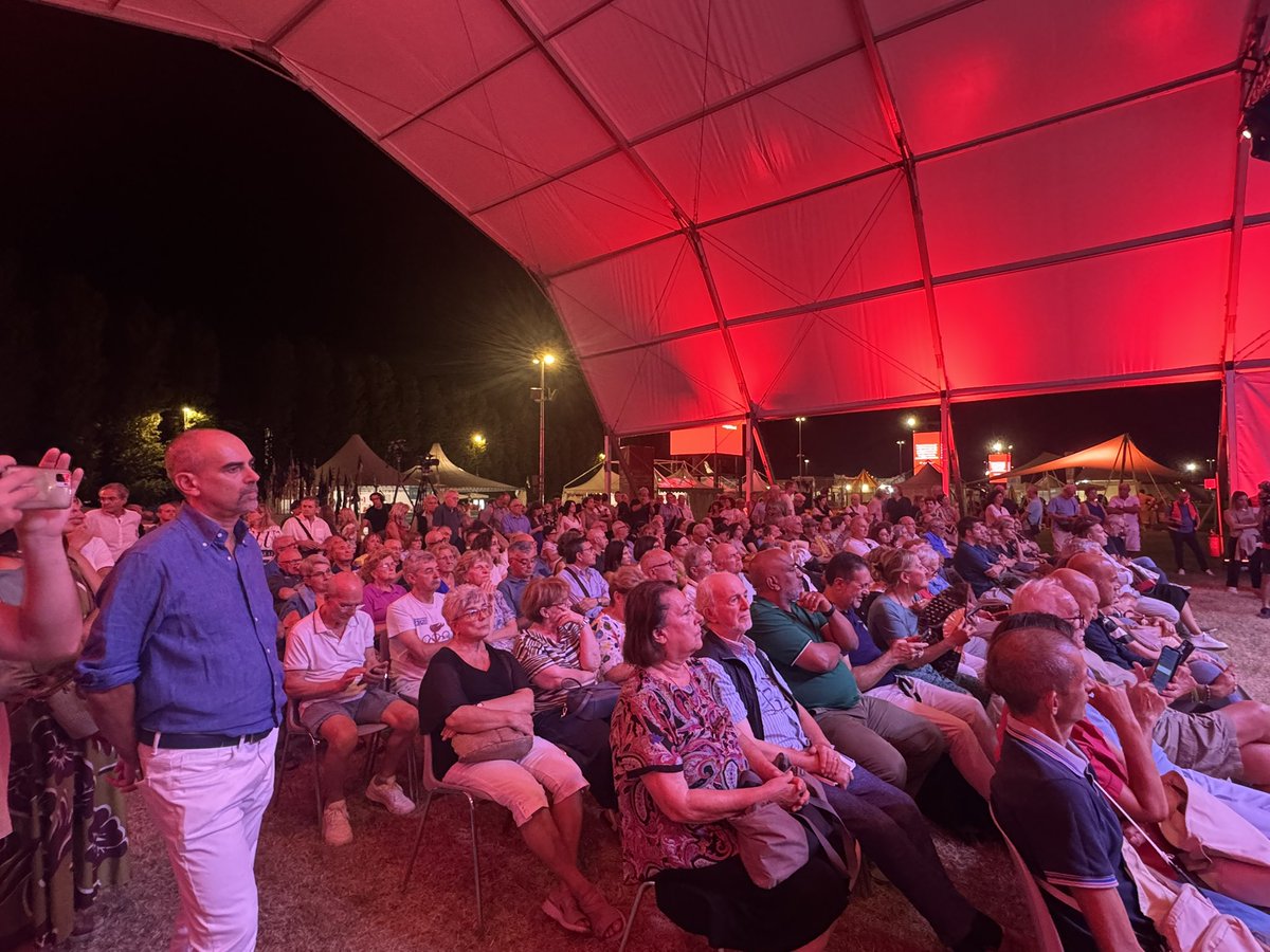CislNazionale's tweet photo. #DanielaFumarola alla Festa Nazionale dell’Unità: «Serve responsabilità per raggiungere un’intesa chiara sulla rappresentanza e cancellare una volta per tutte i contratti "pirata" e il dumping salariale.
La vera risposta non è il salario minimo per legge, ma il "contratto giusto" garantito dalla contrattazione collettiva delle organizzazioni maggiormente rappresentative a livello nazionale. Occorre valorizzare il livello decentrato, garantire la partecipazione dei lavoratori alla vita d'impresa, rendere la formazione un diritto soggettivo permanente e mettere al centro la salute e la sicurezza nei luoghi di lavoro».