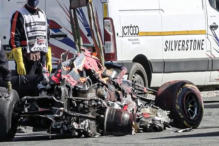 VettelKuki's tweet photo. No olvidemos que en Silverstone🇬🇧 2021, Hamilton mandó a Verstappen al hospital, y lo primero que hizo fue decir “Simplemente giró contra mi", ni siquiera se preocupó por él mientras estaba en pista y Max en el muro https://t.co/XXRDm3Kl1T
