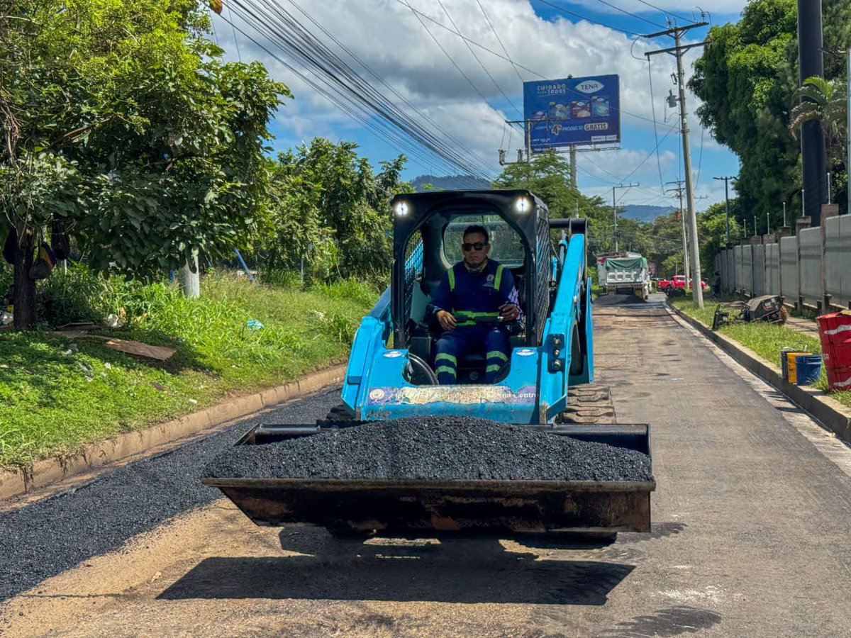 AcevedoGustavo_'s tweet photo. ¡Ya comenzamos a colocar asfalto en la Calle Marginal Oriente, sobre el bulevar Los 44! 

¡No paramos! 😎🚜

#SantaAnaCentro #ElSalvador https://t.co/7iDAffaqOD