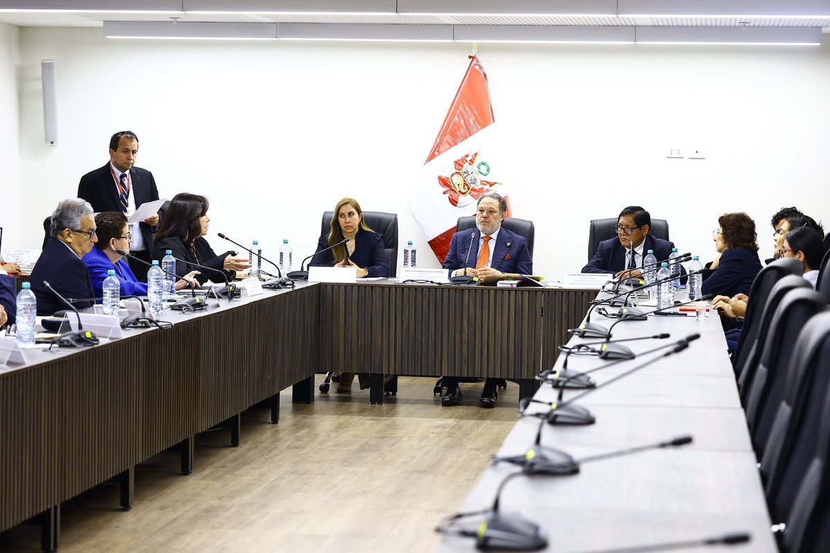 BancadaOBRASPe's tweet photo. Durante la sesión, el canciller informará detalladamente sobre el plan de trabajo y las principales prioridades de su sector, contribuyendo al fortalecimiento de la política exterior y al desarrollo de una agenda internacional en beneficio del Perú. 🇵🇪🤝 https://t.co/pBzGjVkGfP