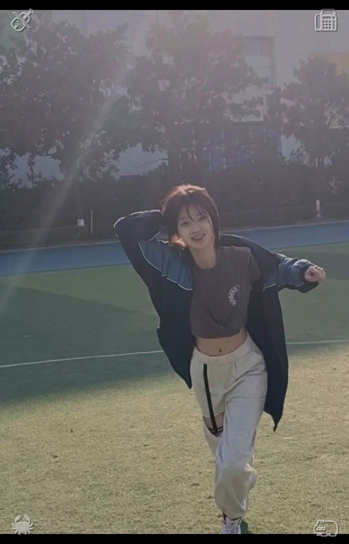 sochavess's tweet photo. 🤔Playing badminton with my brother—he's really tough. These ultra-soft, featherweight everyday outfits are crafted from top-notch breathable, silky fabric, with roomy, relaxed silhouettes that work for trail walks, errands, or daily travel. The muted color palette effortlessly https://t.co/tol9hzTQb4