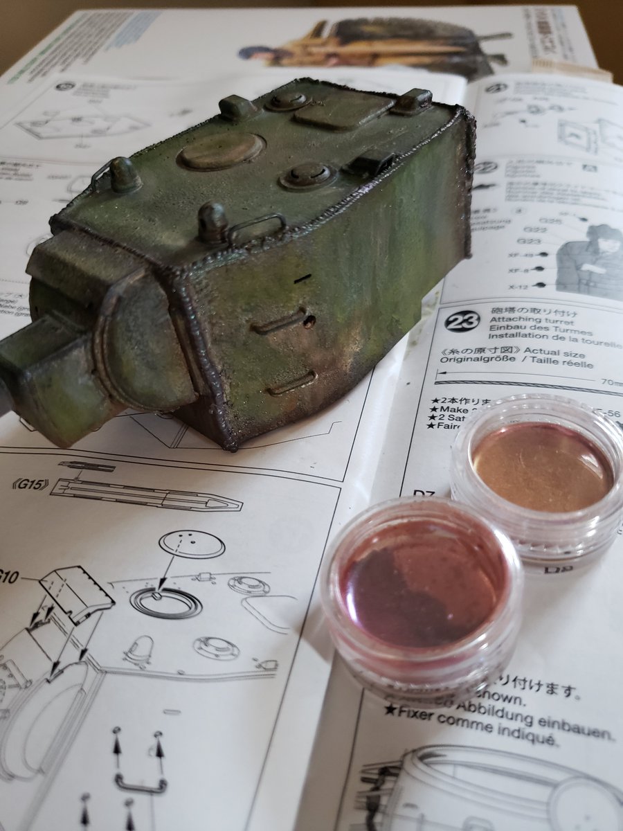 rk_models's tweet photo. 100均の偏光ネイルパウダー。
溶接ビートの独特な色合いを再現できます。鈍いけれど確実に角度によりキラリ、光ります。
 #オススメの模型製作アイテムを共有するタグ https://t.co/HsJ3YOpLHB