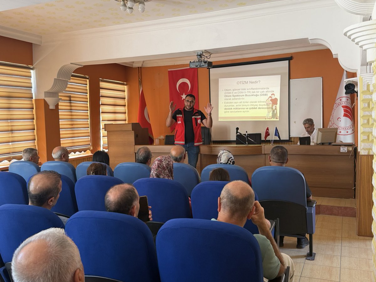 elazig_tarim's tweet photo. Aile ve Sosyal Hizmetler İl Müdürlüğü iş birliğinde, personelimize yönelik Otizm Spektrum Bozukluğu Farkındalık Eğitimi düzenlendi.

Eğitimde doğru iletişim ve yaklaşımın önemi ele alındı.

💙 Mavi ışıklarla otizm farkındalığına dikkat çekildi.

@TCTarim 
@elazig_valiligi https://t.co/NztWXvAu1M