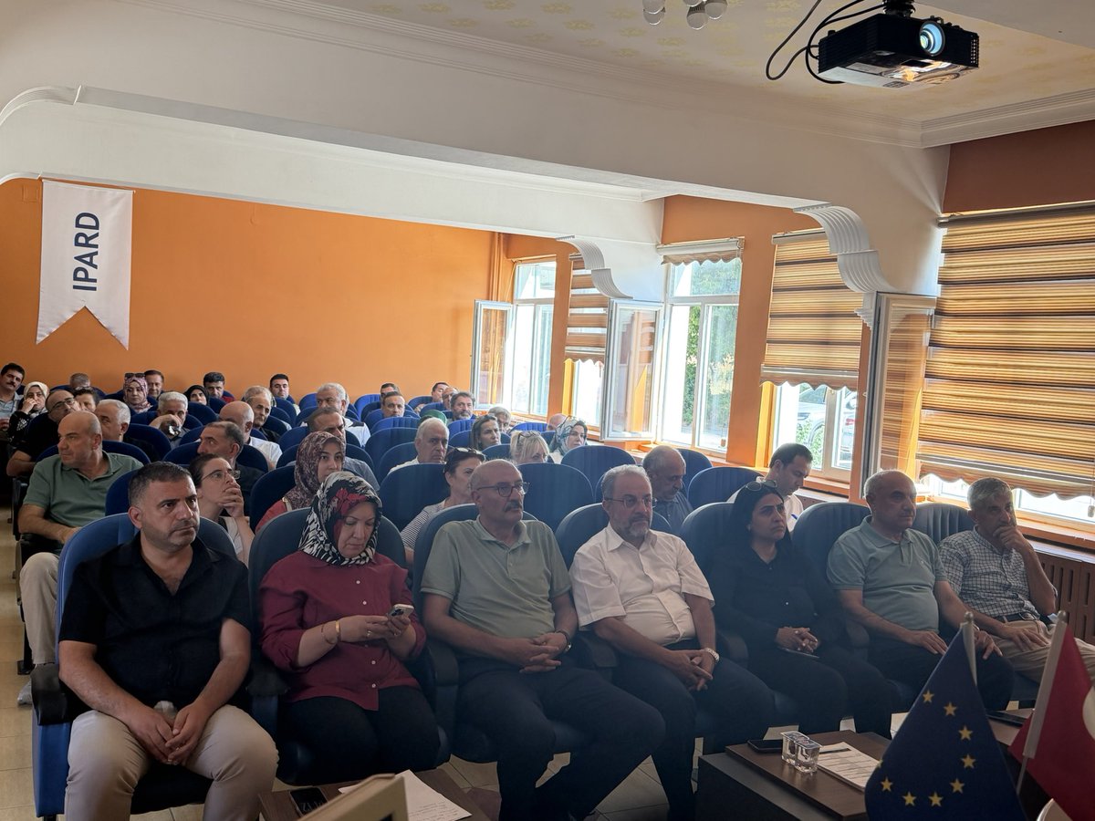 elazig_tarim's tweet photo. Aile ve Sosyal Hizmetler İl Müdürlüğü iş birliğinde, personelimize yönelik Otizm Spektrum Bozukluğu Farkındalık Eğitimi düzenlendi.

Eğitimde doğru iletişim ve yaklaşımın önemi ele alındı.

💙 Mavi ışıklarla otizm farkındalığına dikkat çekildi.

@TCTarim 
@elazig_valiligi https://t.co/NztWXvAu1M