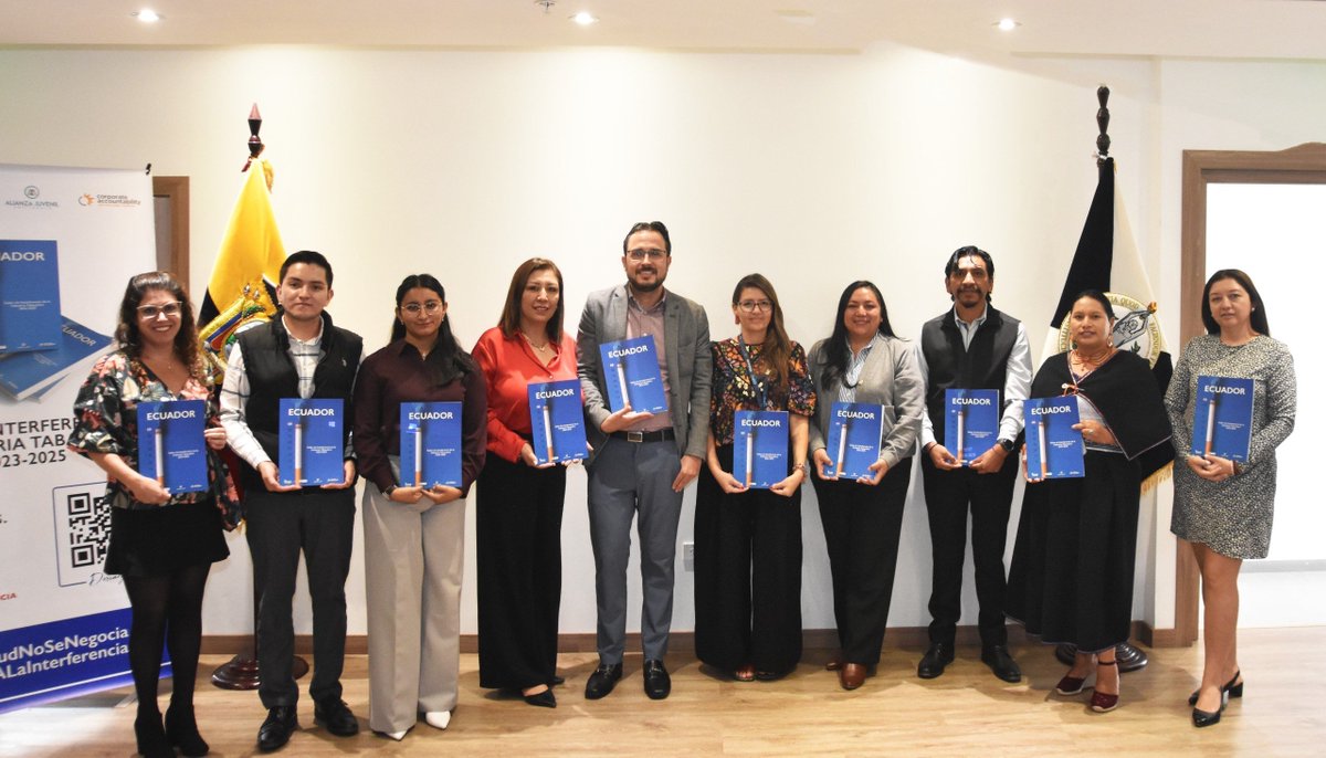 AAntitabacoEc's tweet photo. 🚨 ¿Quién influye en las decisiones que protegen nuestra salud?

En el campus Felipe Segovia Olmos de la Universidad Internacional SEK Universidad Internacional SEK , presentamos el Índice de Interferencia de la Industria Tabacalera en Ecuador, una herramienta que pone sobre la mesa una realidad que no podemos ignorar: la industria tabacalera busca influir en las políticas públicas y en las decisiones que deberían priorizar la salud de la población.

El lanzamiento reunió a representantes de la OPS/OMS, Ministerio de Salud Pública, Asamblea Nacional, academia, sociedad civil y organizaciones especializadas en control del tabaco, demostrando que enfrentar esta interferencia requiere vigilancia, transparencia y acción colectiva.

💬 Proteger las políticas de salud significa protegerlas de intereses comerciales.

Desde FESAR, la Alianza Antitabaco Ecuador y AJA reafirmamos nuestro compromiso con la aplicación del Artículo 5.3 del Convenio Marco de la OMS para el Control del Tabaco y con una política pública libre de interferencia de la industria.

📍 Universidad Internacional SEK
🇪🇨 Ecuador necesita políticas de salud, no políticas influenciadas por la industria tabacalera.

#AltoALaInterferencia #Artículo53 #SaludPública #Ecuador