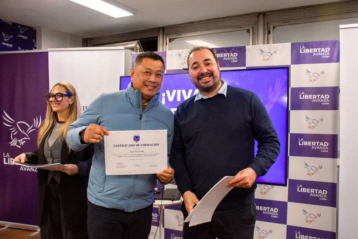 IanChiCheng's tweet photo. Presentes en la Escuela de Dirigentes, debatiendo sobre libertad comercial y desburocratización en CABA.

Nos preparamos con vocación y compromiso para liberar el potencial de los comerciantes, pymes y de quienes invierten en la Ciudad. 🇦🇷 https://t.co/xW95kUuNz9