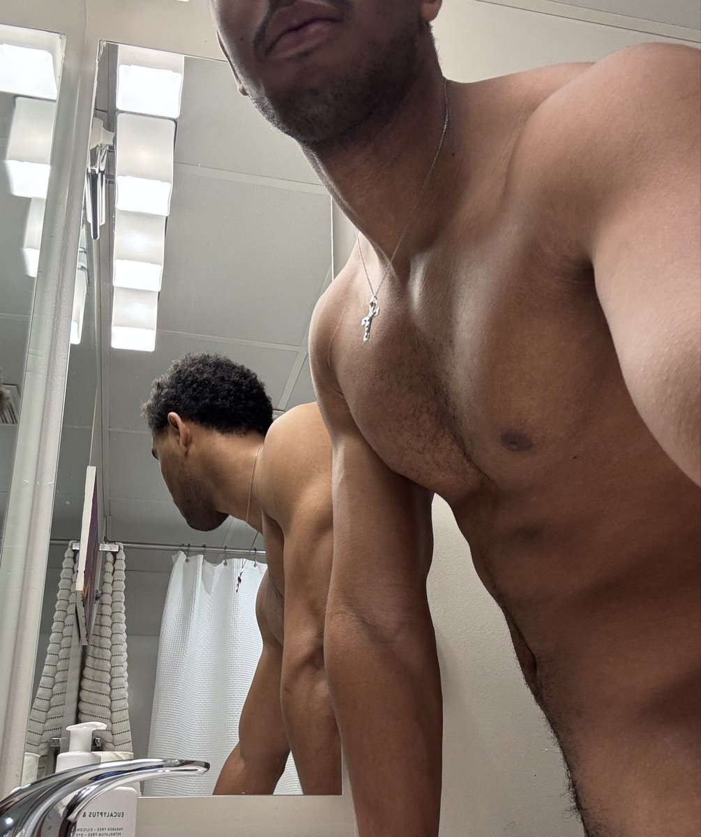 Obsidian431's tweet photo. Be honest… what was the first thing you noticed about me? 👀😏 https://t.co/5XAkOfELv6