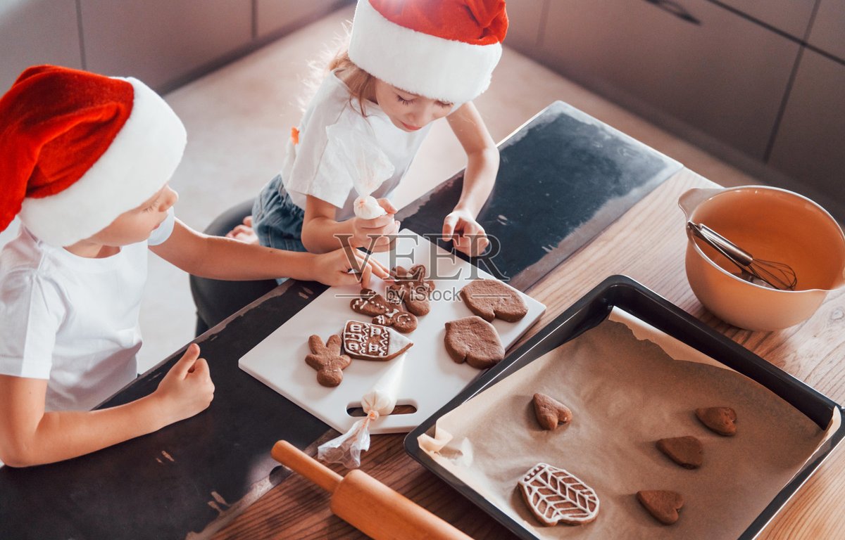 AntoinePonsar's tweet photo. A 10-minute kitchen craft with my little mini today! We baked messy but yummy cookies, laughed way too loud, and got flour all over the table—best Sunday memory ever. https://t.co/58WnLfOHVb
