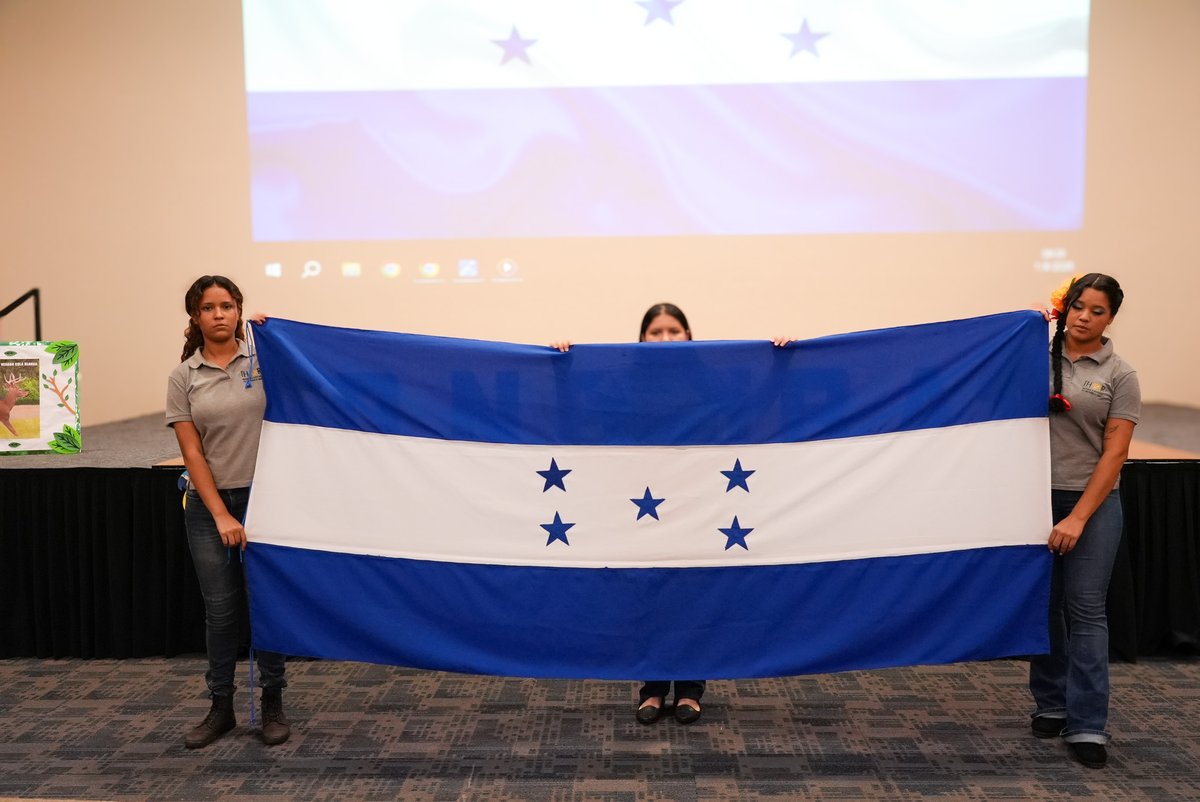 IHER_Central's tweet photo. Acto cívico conmemorativo al 01 de septiembre Día de la Bandera Nacional de Honduras e inauguración del mes patrio por parte de IHER Centro #1. 🇭🇳🏫🥳 https://t.co/3IwvPiMIlA