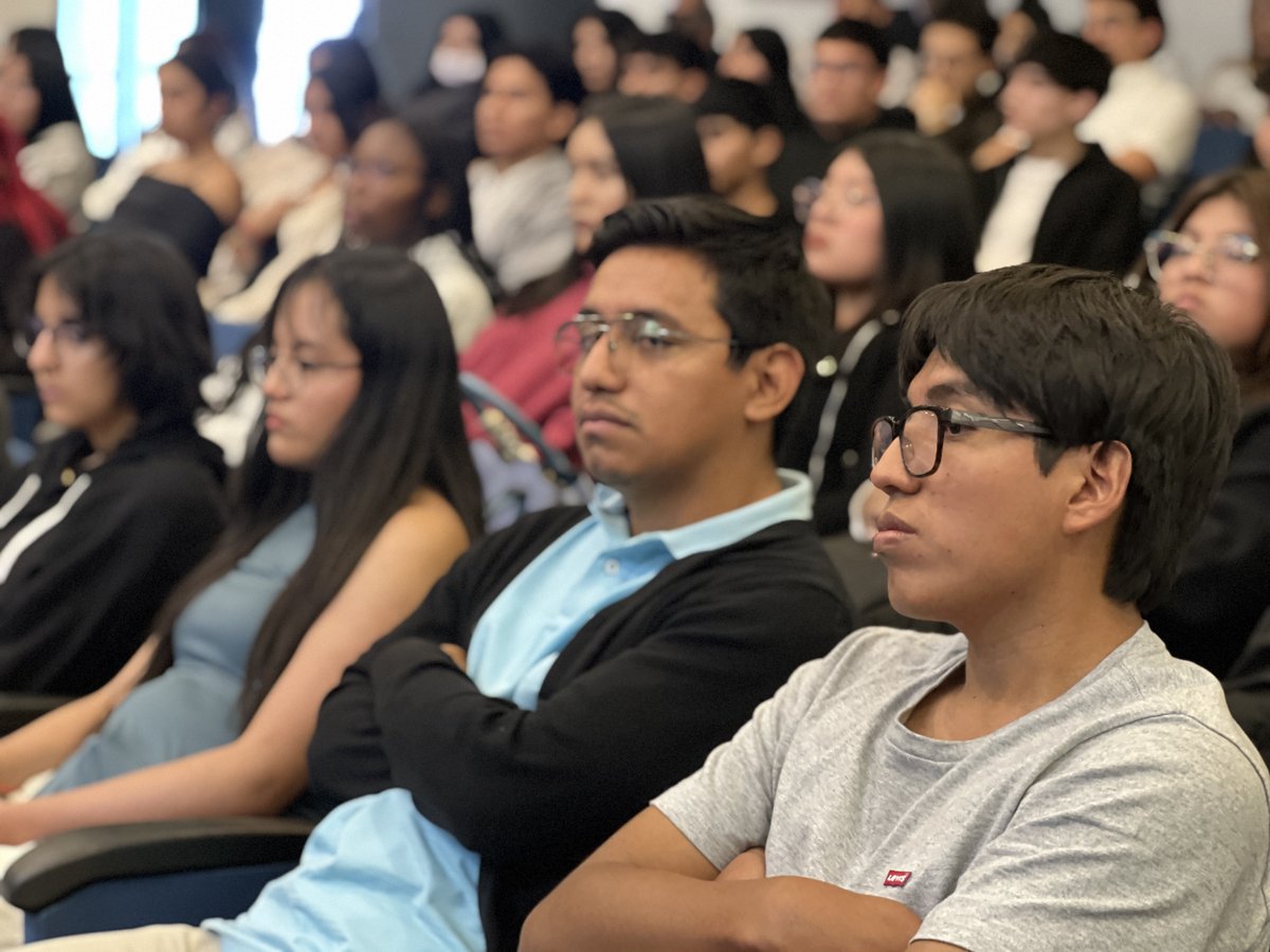 PUCE_Ecuador's tweet photo. 🙏✨ Un nuevo semestre, un nuevo camino por recorrer.

Iniciamos este periodo académico poniendo nuestros sueños, proyectos y aprendizajes en manos de Dios. 

Como comunidad universitaria, nos reunimos en la Eucaristía por el inicio de semestre, un espacio para agradecer, compartir y renovar nuestro compromiso de seguir construyendo una universidad que impacta vidas desde el encuentro, el conocimiento y el servicio. 📚💙