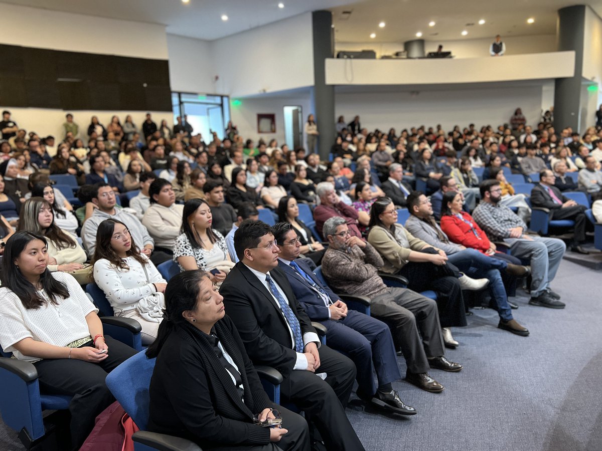 PUCE_Ecuador's tweet photo. 🙏✨ Un nuevo semestre, un nuevo camino por recorrer.

Iniciamos este periodo académico poniendo nuestros sueños, proyectos y aprendizajes en manos de Dios. 

Como comunidad universitaria, nos reunimos en la Eucaristía por el inicio de semestre, un espacio para agradecer, compartir y renovar nuestro compromiso de seguir construyendo una universidad que impacta vidas desde el encuentro, el conocimiento y el servicio. 📚💙