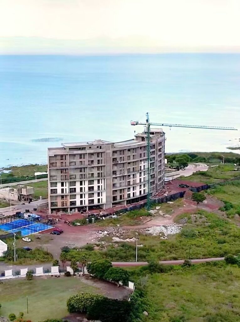 jcrtoral's tweet photo. Llegaron las torres y la privatización del paisaje a la orilla del lago de #Chapala.
Preocupante la investigación de @adrianmontiel_g para @perimetralp sobre el desarrollo inmobiliario ubicado en el municipio de Tuxcueca. Alarma el silencio oficial.
https://t.co/316ivEpc7l https://t.co/L96xXeDfeJ
