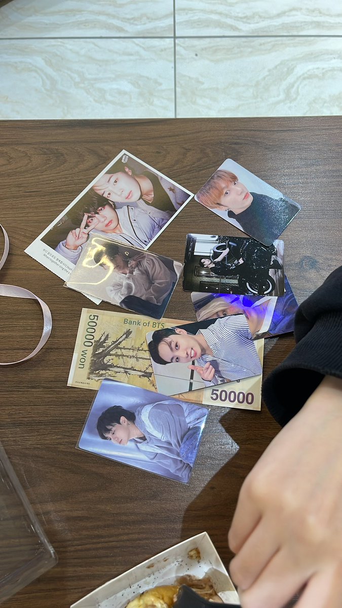 capuletcoser's tweet photo. @skjnition I WAS ACTUALLY GOING TO JUNGKOOK BIRTHDAY THEMED CAFE https://t.co/jo3adi3Ttj