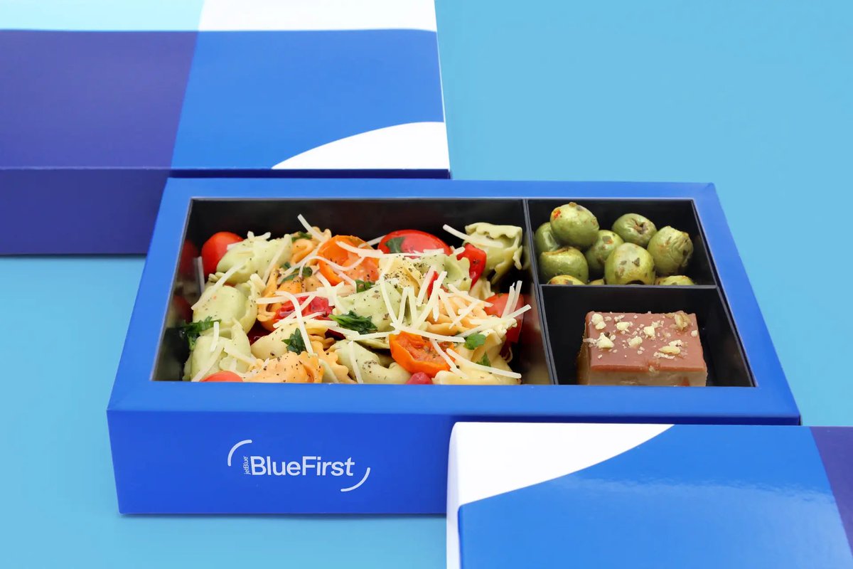 WilMochileando's tweet photo. ✈️💺 JetBlue lanzará BlueFirst a finales de este año: una “primera clase” más económica que Mint, aunque sin asientos cama.

¿Qué incluirá? 👇🏼

💺 Asientos más anchos y reclinables
�� Más espacio para las piernas
🍱 Comida y bebidas incluidas
📺 Pantalla con Bluetooth + WiFi gratis
🧳 Dos maletas registradas
⚡ Servicios prioritarios

Las aerolíneas siguen apostando por experiencias más cómodas y accesibles. 

¿Pagarías un poco más por viajar así? 👀✈️