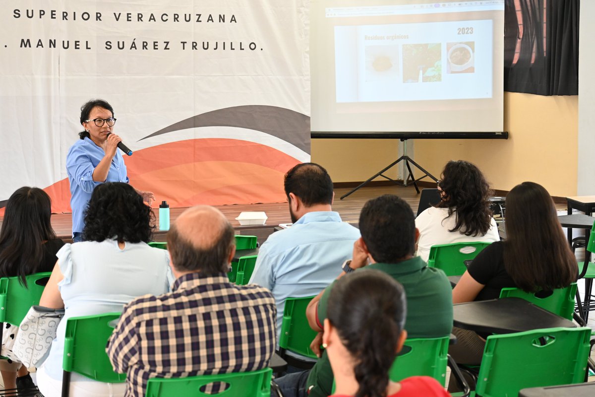 normal_ensv's tweet photo. 📚Aprender también es parte de enseñar.
La ENSV impulsa la actualización de su personal docente mediante cursos y talleres que aportan nuevos conocimientos, herramientas y experiencias para fortalecer su desempeño y enfrentar juntos los desafíos de este nuevo ciclo escolar🎓 https://t.co/GRsouNV2rh