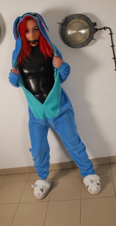 BonnyExklusiv's tweet photo. Ich weiß, so ist es dir am liebsten.
Aber das was unter dem Anzug steckt ist doch auch nicht schlecht oder?
Kussi @BonnyExklusiv
#stitch #normalistkacke #latex #knebel #fetishshooting #fetishmodel #ueberraschung #latexcatsuit #rubberfetish #rubberfetishmodel https://t.co/jEraGCNC2m