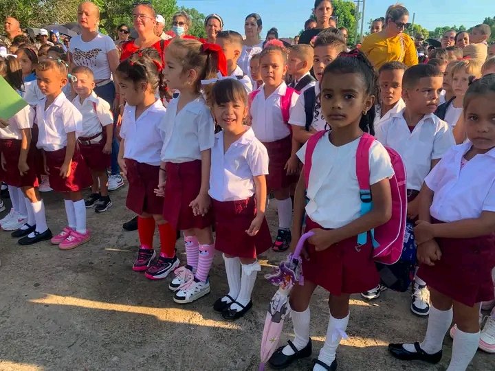 SucursalCIMEXPR's tweet photo. Iniciar este curso es una respuesta ante la barbarie colonizadora que nos tratan de imponer. Es la voluntad de un pueblo, de una Revolución, es voluntad política, es voluntad pedagógica, es voluntad de nación, de que el conocimiento... se va por encima de cualquier adversidad. https://t.co/Yafr5buHEM