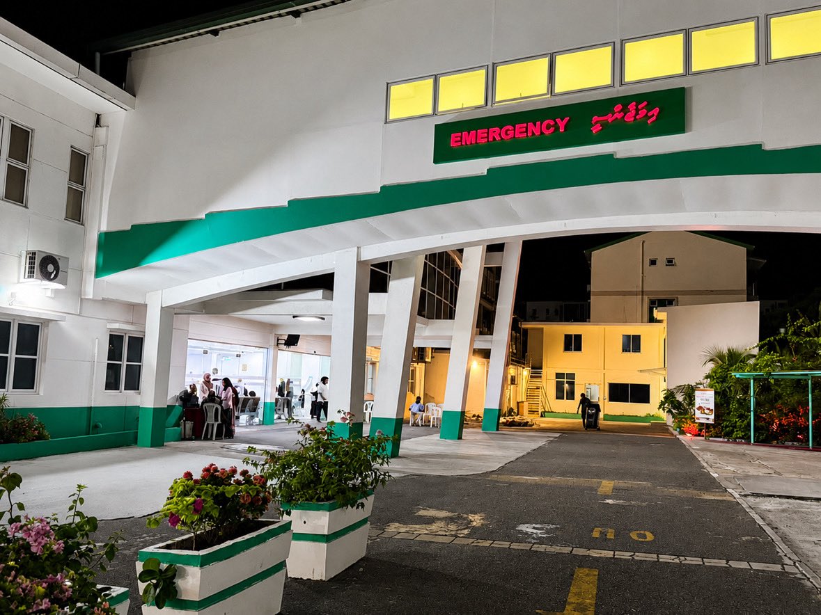 Haihaimap's tweet photo. އަޅުގަނޑުގެ މާމަ ގޮވައިގެން ހުޅުމާލެ ހޮސްޕިޓަލަށް ޑޮކްޓަރަށް ދެއްކުމަށްޓަކައި ދިޔައީ 31 އޮގަސްޓް 2026 ވީ ހޯމަ ދުވަހުގެ ރޭގަނޑު ގާތްގަނޑަކަށް 18:30 ހާއިރު. ޓްރިއާޖް ކުރުމަށްޓަކައި ނަންބަރު ނެގި ވަގުތުން ��ެށިގެން ހެލްޕް ޑެސްކުގައި ހުންނެވި މުވައްޒަފުގެ ފަރާތުން ފެނިގެންދިޔައީ ނުހަނު ހިނިތުންވުމާއި އަދަބުވެރިކަމާއެކު މުޢާމަލާތްކުރެއްވި މަންޒަރު.
ޓްރިއާޖް ހެދުމަށްފަހު ޑޮކްޓަރަށް ދެއްކުމުން، މާމަގެ ޙާލަތަށް ބައްލަވައި ބައެއް ޓެސްޓުތައް ހެދުމަށް ޑޮކްޓަރު އިރުޝާދު ދެއްވި. އެގޮތުން އީ.ސީ.ޖީ، އެކްސްރޭ އަދި ލޭގެ ޓެސްޓުތައް ހެދުމަށް ދިޔަ ކޮންމެ ދިމާއަކުންވެސް މުވައްޒަފުންގެ ފަރާތުން ފެނިގެންދިޔައީ ނުހަނު އޯގާތެރި އަދި ހިތްހެޔޮކަން. ޓެސްޓުތަކުގެ ނަތީޖާއާއެކު އަލުން ޑޮކްޓަރަށް ދައްކައި، މީގެ ދެ އަހަރު ކުރިން މާމައަށް ސްޓްރޯކެއް ޖެހިފައިވާ ވާހަކައ��އި، މިހާރު މާމަގެ ޙަރަކާތްތަކާއި ޖަވާބުދާރީވުން ލަސްކަން ފާހަގަކުރެވޭ ވާހަކަ ދެންނެވުމުން، ޑޮކްޓަރު ވަރަށް ޚާއްޞަ ސަމާލުކަމެއް ދެއްވައިގެން މާމަ އިތުރަށް ބައްލަވައިދެއްވި. އަދި އިތުރު ޓެސްޓުތަކެއް ހަދަންޖެހޭތީ، މާމަގެ ޙާލަތު ވަރަށް ގާތުން ބެއްލެވުމަށްޓަކައި އީ.އާރު ގައި ބާއްވަވައިގެން މޮނިޓަރ ކުރެއްވުމަށް ނިންމެވި.
އީ.އާރަށް ވަނީއްސުރެ އެތަނުގެ ޑޮކްޓަރުންނާއި ނަރުހުންގެ ފަރާތުން ލިބުނު ފަރުވާއާއި، ބެހެއްޓެވި ގާތްކަމާއި، ބަލިމީހާގެ ޙާލަތާ ގުޅޭގޮތުން މަޢުލޫމާތު ސާފުކޮށްދެއްވުމުގައި ގެންގުޅުއްވި ފުރިހަމަ މުޢާމަލާތްތަކަކީ ނުހަނު ބޮޑަށް ފާހަގަކޮށްލެވުނު ކަންކަން. މި މުޅި ތަޖުރިބާގައި އިތުރަށް ރަނގަޅުކޮށްލުމަށް ފާހަގަކުރެވުނު ހަމައެކަނި ކަމަކީ، އެތަނުގައި ހަރަކާތްތެރިވި ނަރުހަކު މާމަގެ އަތުގައި ކެނިއުލާ ގުޅުމުގައި ކުޑަކޮށް ނުފަރިތަކޮށް އުޅުނު ކަން. ނަމަވެސް، އިރުއޮއްސި 18:30 އިން ފެށިގެން ދަންވަރު 2:30 އާ ހަމައަށް ހޮސްޕިޓަލުގައި ހޭދަވި ވަގުތުތަކުގައި މުވައްޒަފުންގެ ފަރާތުން ލިބުނު ޚިދުމަތާއި ހިތްހަމަޖެހުމަށް ބަލާއިރު މިއީ ވަ��ަށް ކުޑަ މިންވަރެއް. އަދި މިއީ އިތުރު ތަމްރީނު ދީގެން ފަސޭހަކަމާއެކު ރަނގަޅުކުރެވިދާނެ ކަމެއް ކަމުގައިވެސް ދެކެން.
މާމަ އީ.އާރުގައި އޮތް ވަގުތު، އަޅުގަނޑު ކުޑަކޮށް ބޭރަށް ނުކުމެލިއިރު، ކޮވިޑްގެ ދުވަސްވަރުން ފެށިގެންވެސް ފާހަގަކުރެވިފައިވާ ބޭފުޅެއް ކަމަށްވާ މައުރޫފް، އެ ސަރަޙައްދުގައި ވަރަށް އިސްނަންގަވައިގެން ޚިދުމަތުގައި ޙަރަކާތްތެރިވަމުން ދިޔަތަން ފެނުނު. ހޮސްޕިޓަލުގެ ޚިދުމަތްތައް ހަރުދަނާކޮށް، ޚިދުމަތް ހޯދާ ފަރާތ��ތަކަށް ފަސޭހަ އަދި އަމާން މާޙައުލެއް ޤާއިމުކޮށްދެއްވުމަށް އެބޭފުޅާ ކުރައްވާ ބުރަ މަސައްކަތް އިޚްލާޞްތެރިކަމާއެކު ބަލައިގަންނަން. މީގެ އިތުރުން، ހޮސްޕިޓަލުގެ އެތެރެއަށް ބުޅަލެއް ވަނަ ނުދިނުމަށްޓަކައި އެ ވަގުތު އެތަނުގައި ހުރި މުވައްޒަފަކު ދެއްކި ފަރުވާތެރިކަމާއި ކުރި މަސައްކަތަކީވެސް ފާހަގަކޮށްލަންޖެހޭ ކަމެއް. އެކަމުންވެސް ދައްކުވައިދިނީ މުވައްޒަފުންގެ ހިތުގައި ހޮސްޕިޓަލާއި ޚިދުމަތަށް އޮތް ލޯތްބާއި ކުލުނު.
މީގެ އަހަރުތަކެއް ކުރިން ހުޅުމާލެ ހޮސްޕިޓަލުން ލިބުނު ތަޖުރިބާއާ އަޅާބަލާއިރު، މިއަދު ފެންނަމުން މިދަނީ ނުހަނު ބޮޑު އަދި އެހާމެ އެ��ެވޭ ހެޔޮ ބަދަލެއް. އެހެންކަމުން، ހޮސްޕިޓަލުގެ މެނޭޖްމަންޓުން މިފަދަ ހެޔޮ ބަދަލުތައް ގެންނަވައި، ޢާންމު ރައްޔިތުންނަށް ފަސޭހަކަމާއެކު ފެންވަރު ރަނގަޅު ޚިދުމަތްތަކެއް ފޯރުކޮށްދެއްވުމަށް ކެނޑިނޭޅި ކުރައްވަމުން ގެންދަވާ އަގުހުރި މަސައްކަތްތަކަށް ނުހަނު އިޚްލާޞްތެރިކަމާއެކު ޝުކުރު ދަންނަވަން. އަޅުގަނޑުގެ ދުޢާއަކީ ހުޅުމާލެ ހޮސްޕިޓަލަށް މިއަދަށްވުރެ ފާގަތި އަދި ކާމިޔާބު މުސްތަޤުބަލެއް މިންވަރުކުރެއްވުން.