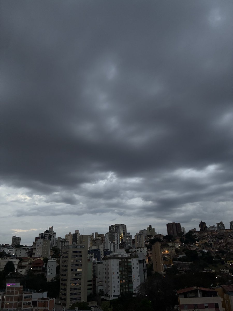 anaswons's tweet photo. dia de galo o ceu se recusou a estar azul e ficou alvinegro https://t.co/6lxbXUmdPd