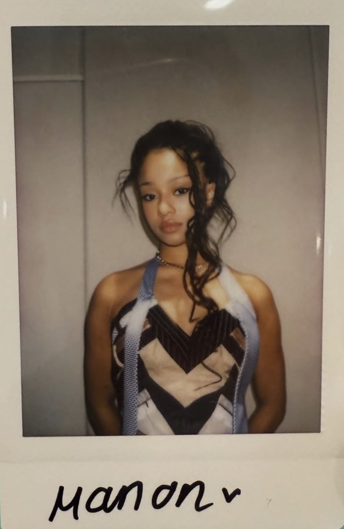 manonloops's tweet photo. If Manon’s face isn’t on the photocard, I don’t need it 🤷🏽‍♀️ https://t.co/1Ccv6RgQSN