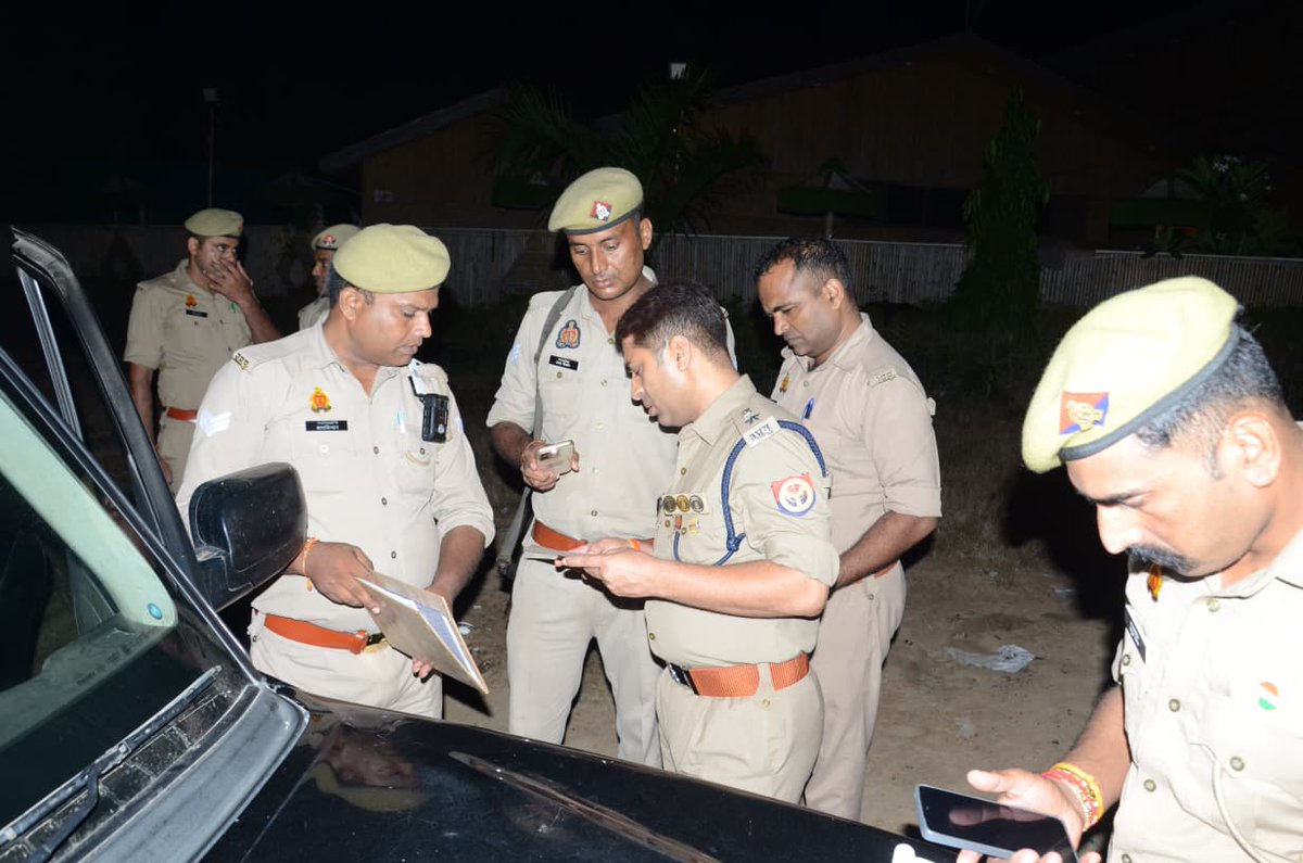 baghpatpolice's tweet photo. #baghpatpolice
अपर पुलिस अधीक्षक बागपत द्वारा थाना सिंघावली अहीर क्षेत्रान्तर्गत भ्रमणशील पीआरवी-5408 का आकस्मिक निरीक्षण किया गया। निरीक्षण के दौरान पीआरवी पर उपलब्ध उपकरणों, संसाधनों एवं अभिलेखों की जांच की गई तथा ड्यूटी पर तैनात पुलिसकर्मियों को सतर्कता, त्वरित रिस्पॉन्स एवं जनसामान्य के साथ शालीन व्यवहार बनाए रखने संबंधी आवश्यक दिशा-निर्देश दिए गए।
#UPPolice