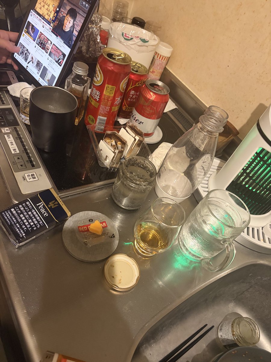 manjuu400's tweet photo. バーテンしてそのあとあさらーめんたべて
さっきまで上品な酒カスタイム https://t.co/ytgj1i4QkM